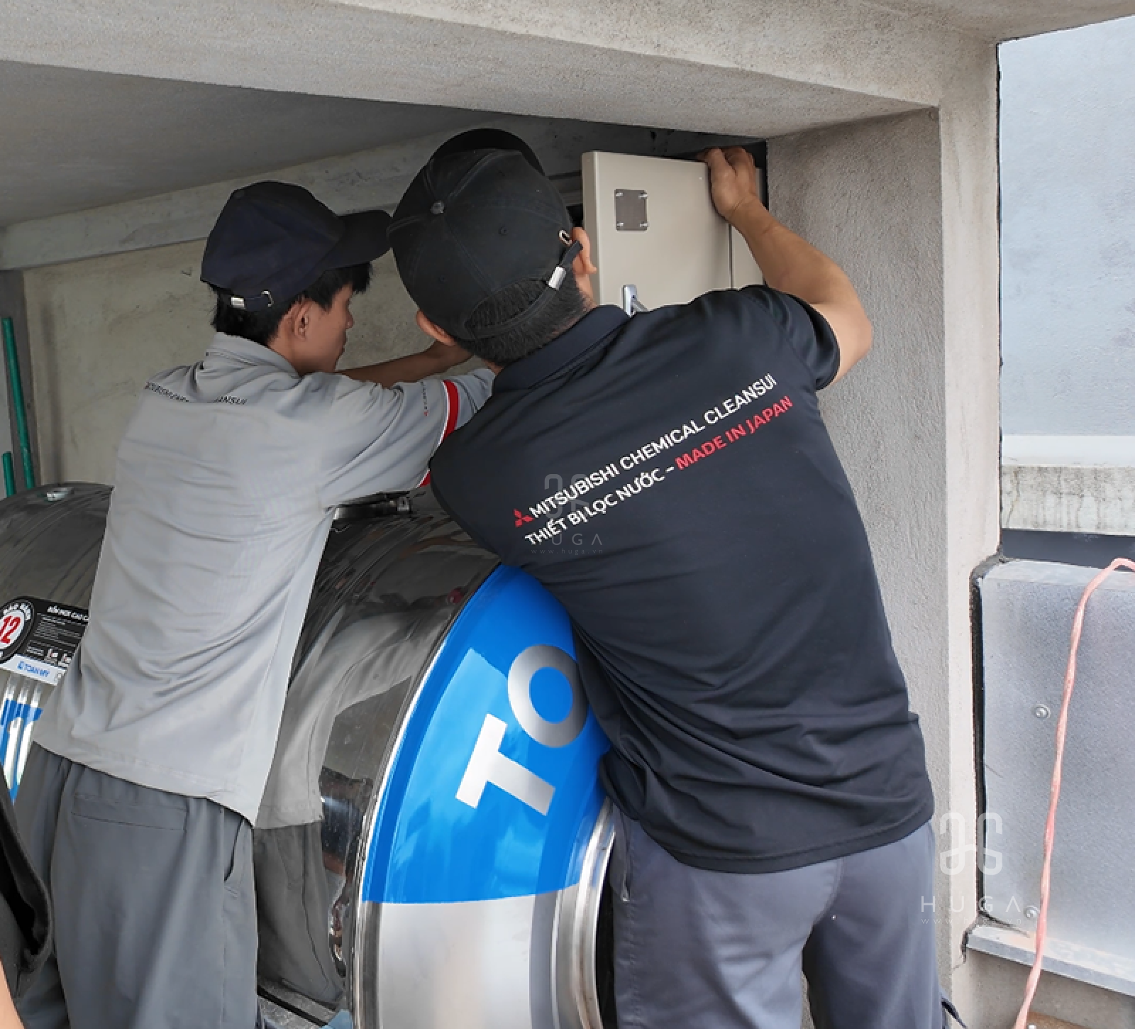 kỹ thuật h&atilde;ng mitsubishi cleansui đang lắp MPOE-S